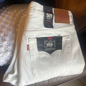 Women’s skinny high rise Levi’s .